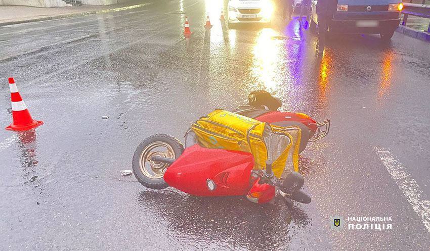 В Киеве пьяный водитель скутера столкнулся с микроавтобусом: есть пострадавший. Подробности и фото