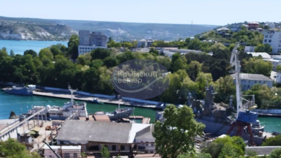 "Иван Хурс" и два БДК: в сети показали поврежденные корабли РФ в бухте Севастополя. Фото
