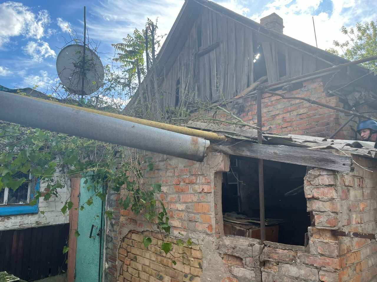 Россияне шесть раз обстреляли Никопольщину: повредили частный дом и газопровод. Фото