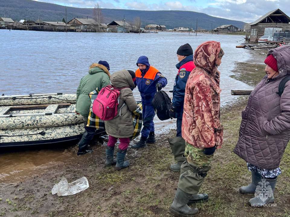 В Якутии из-за паводков затоплено более ста домов: в регионе ввели режим чрезвычайной ситуации. Видео