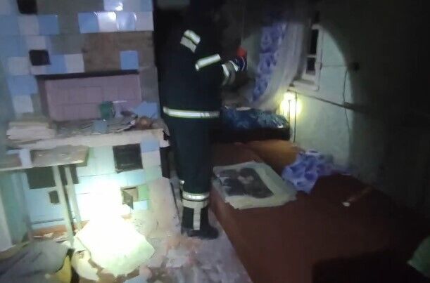 На Сумщині співробітники ДСНС врятували жінку, в будинок якої влучив ворожий снаряд. Відео 