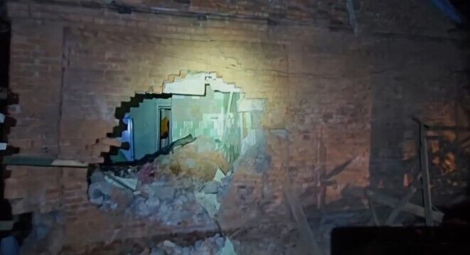 На Сумщині співробітники ДСНС врятували жінку, в будинок якої влучив ворожий снаряд. Відео 