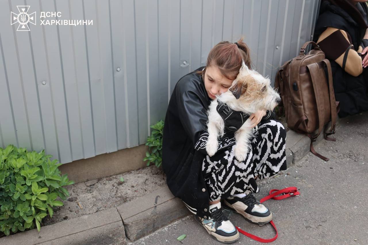 Жительница Харькова со своим домашним питомцем после российских ударов