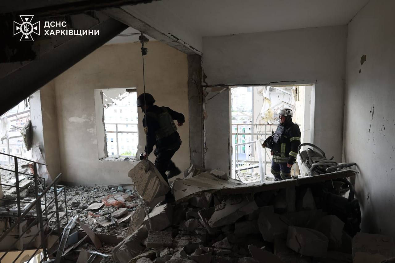 Сотрудники Государственной службы Украины по чрезвычайным ситуациям внутри дома, пострадавшего от атаки противника