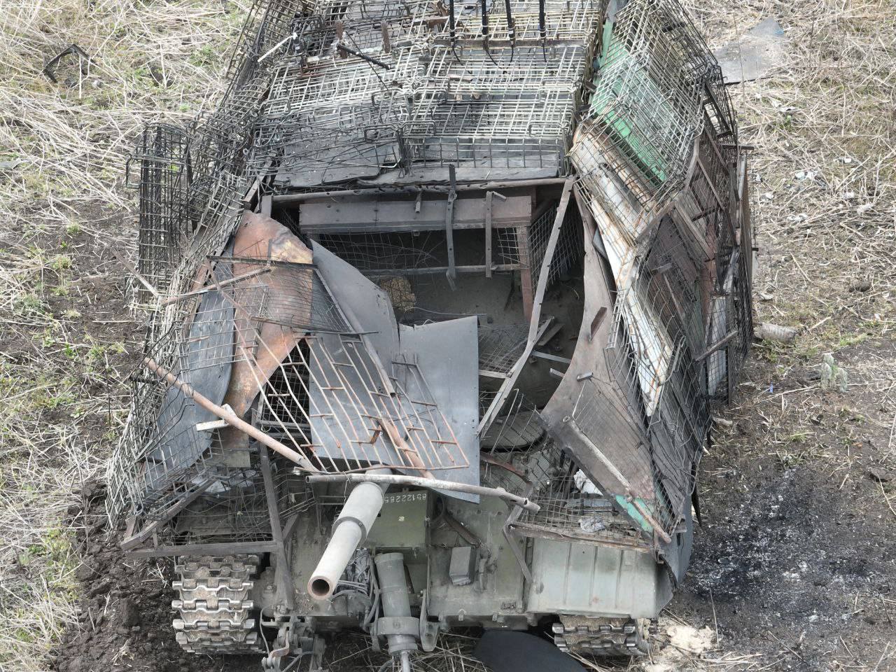 РЕБ не врятував: ЗСУ під Красногорівкою уразили російський танк-сарай. Фото
