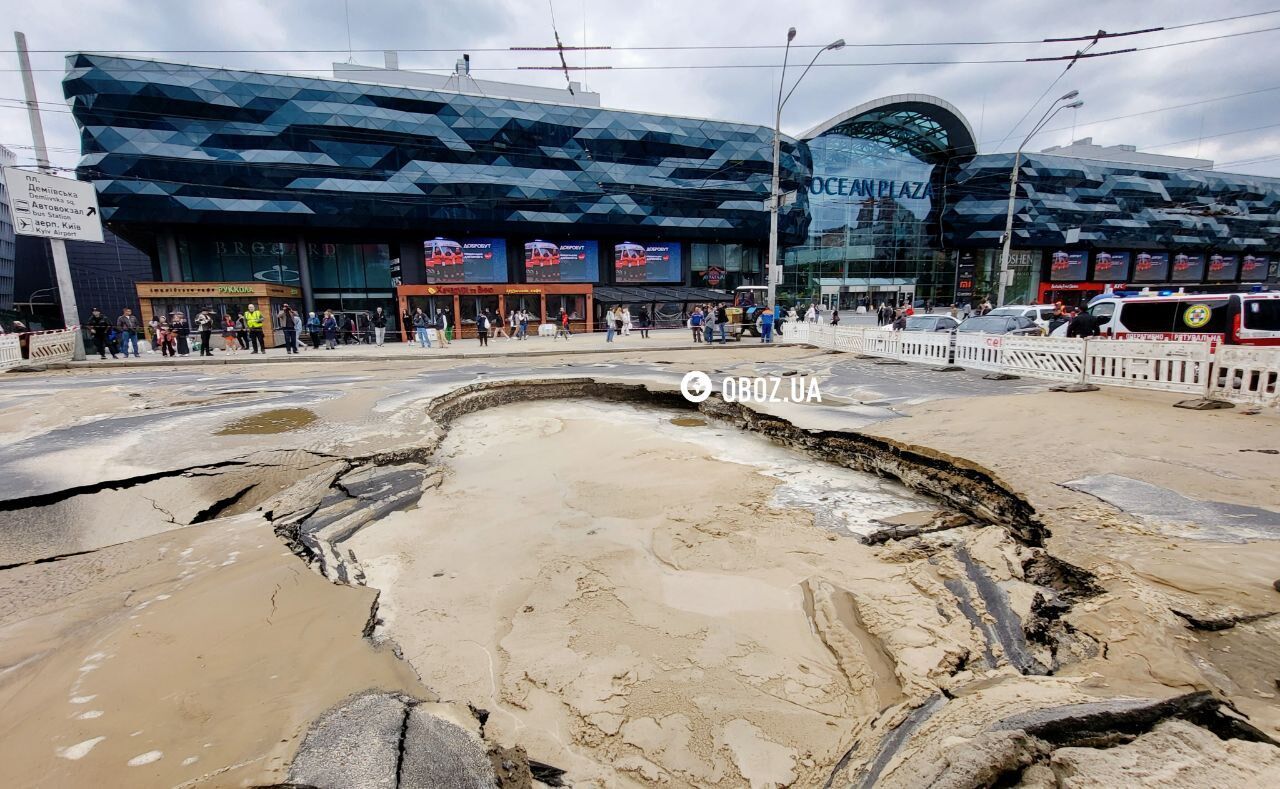 В Киеве возле ТРЦ Ocean Plaza прорвало трубу 14 мая – фото и видео | OBOZ.UA