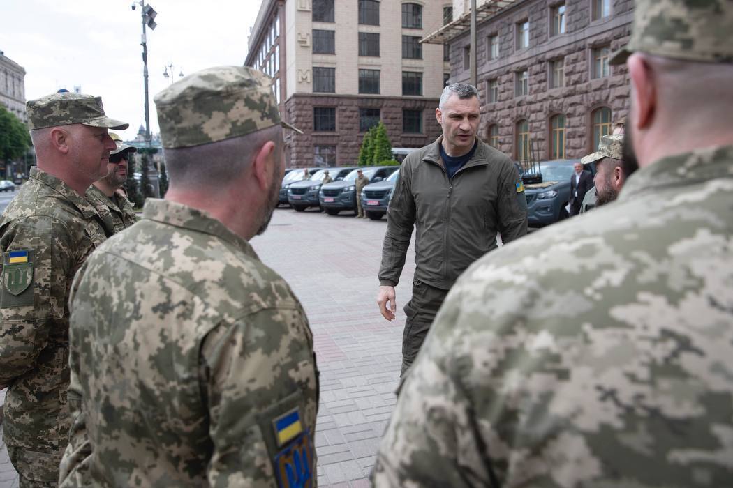 Пикапы, системы РЭБ и снаряжение для работы БПЛА: Кличко показал очередную партию помощи военным от Киева. Фото