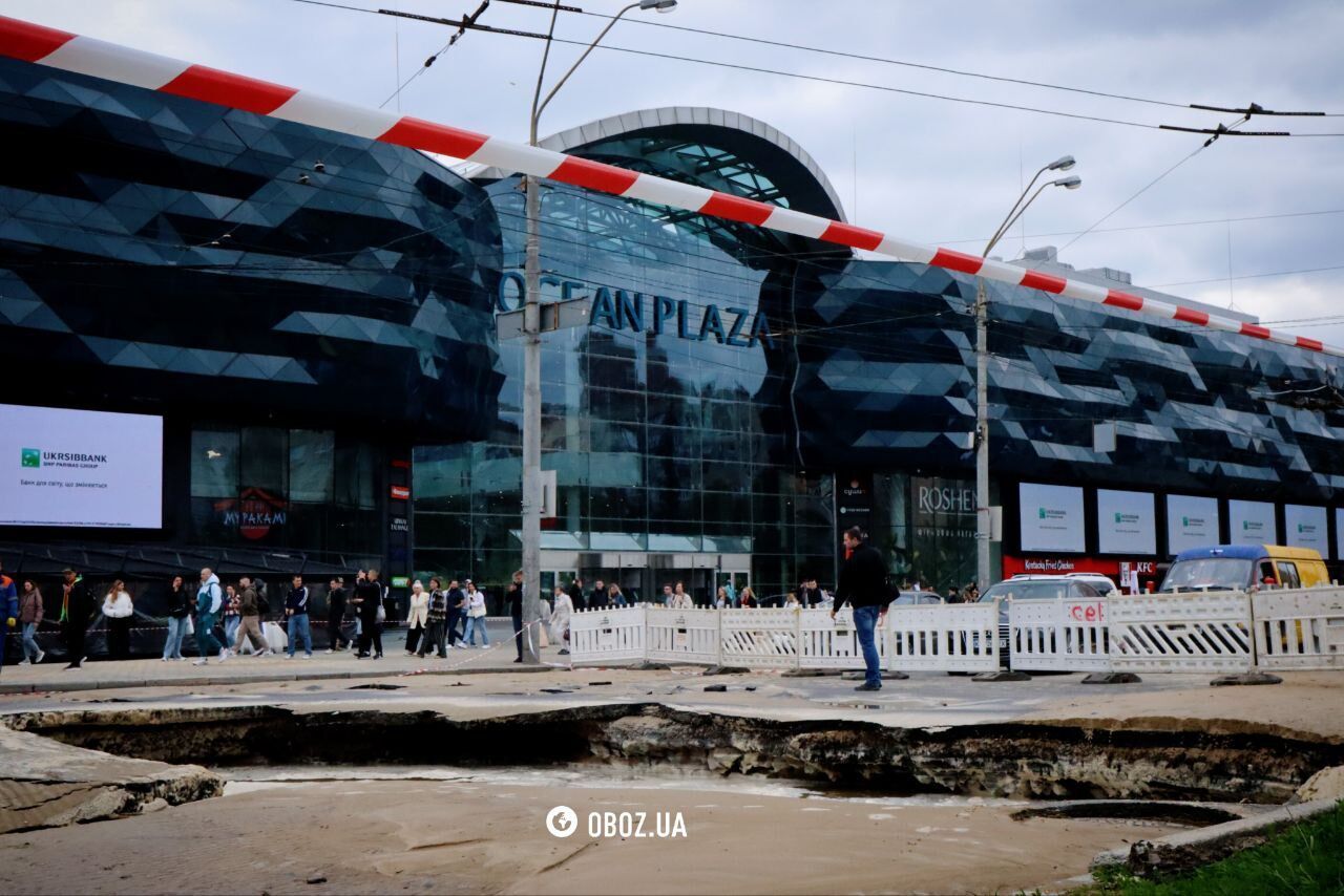 Дорога перетворилась на річку: у Києві біля ТРЦ Ocean Plaza прорвало трубу, відомо подробиці. Фото і відео