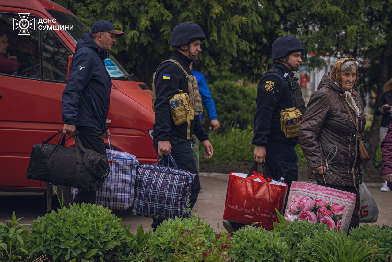 Дети, маломобильные люди, дедушки и бабушки: в Сумской области продолжается эвакуация жителей из приграничья. Фото