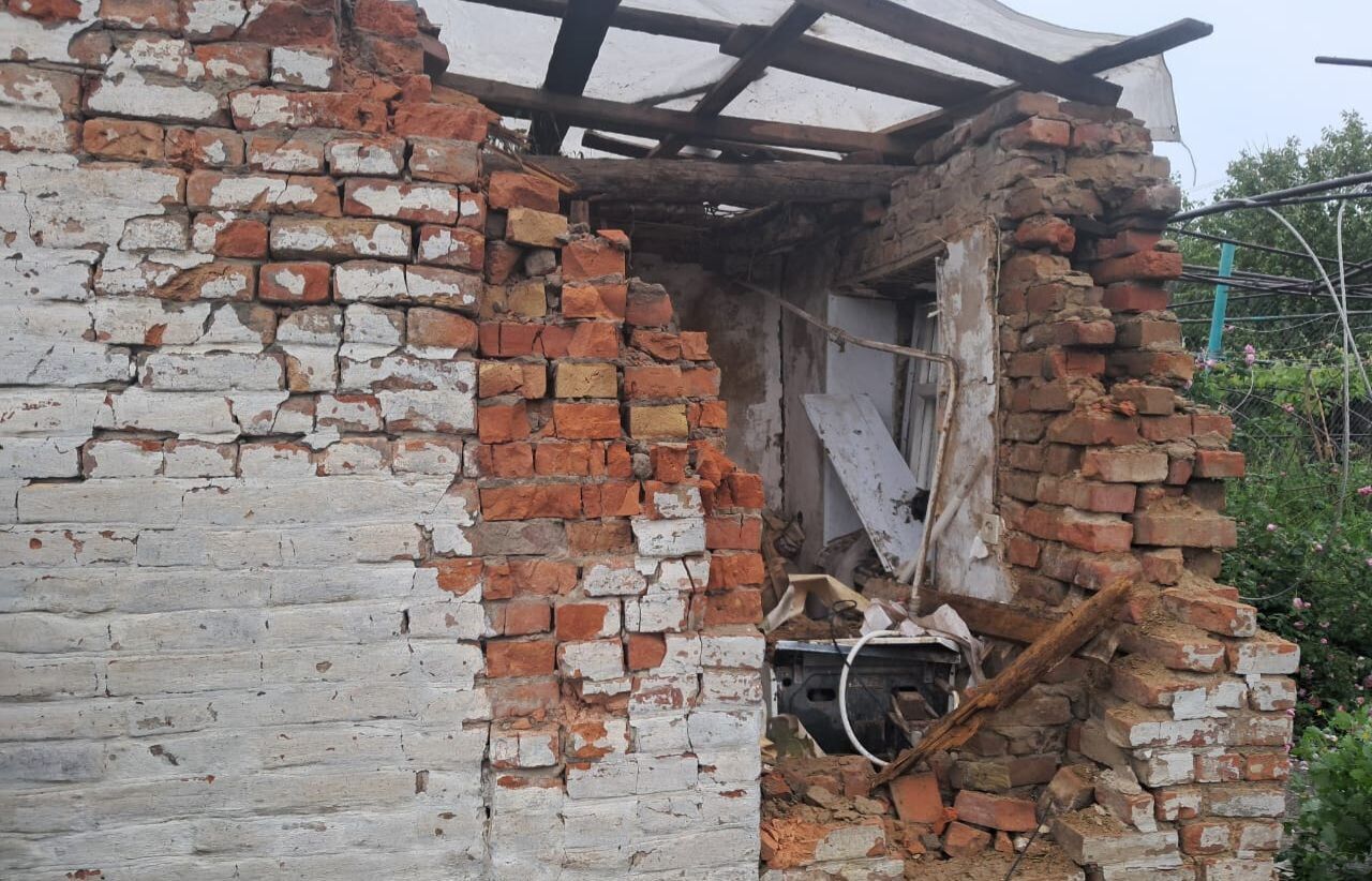  Росіяни обстріляли Нікополь: зруйновані будинки, гуртожиток та ЛЕП. Фото