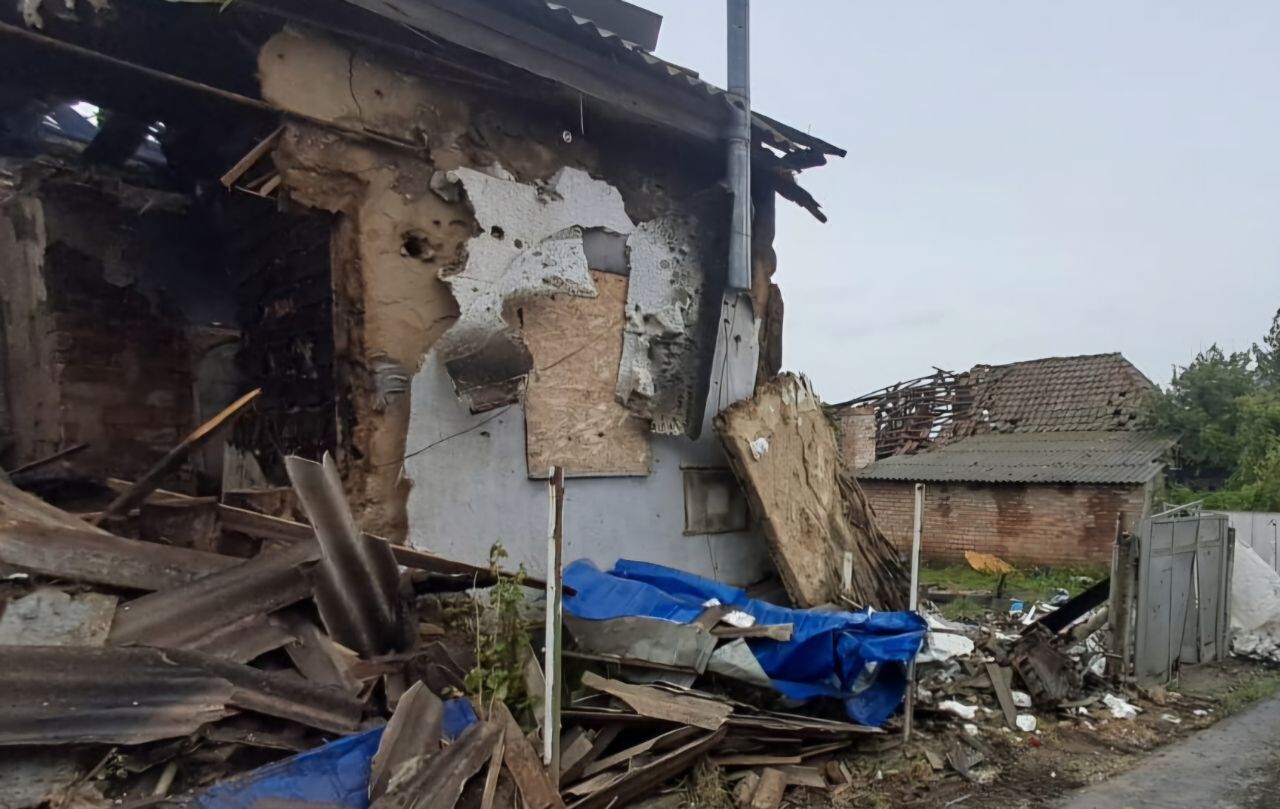  Росіяни обстріляли Нікополь: зруйновані будинки, гуртожиток та ЛЕП. Фото