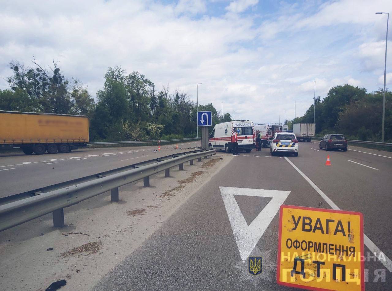 В Киевской области столкнулись легковушка и грузовик: среди пострадавших 8-летняя девочка. Подробности и фото