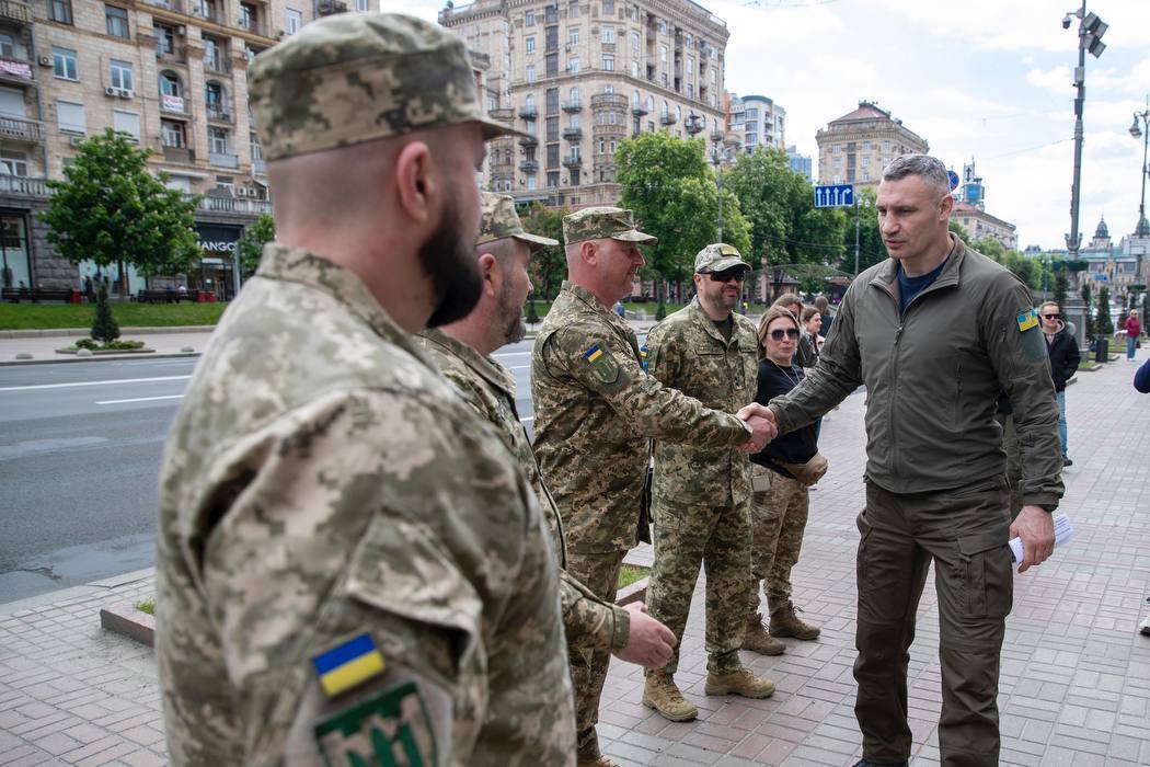 Пикапы, системы РЭБ и снаряжение для работы БПЛА: Кличко показал очередную партию помощи военным от Киева. Фото