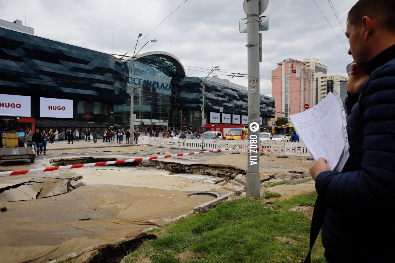 В Киеве возле ТРЦ Ocean Plaza прорвало трубу 14 мая – фото и видео | OBOZ.UA