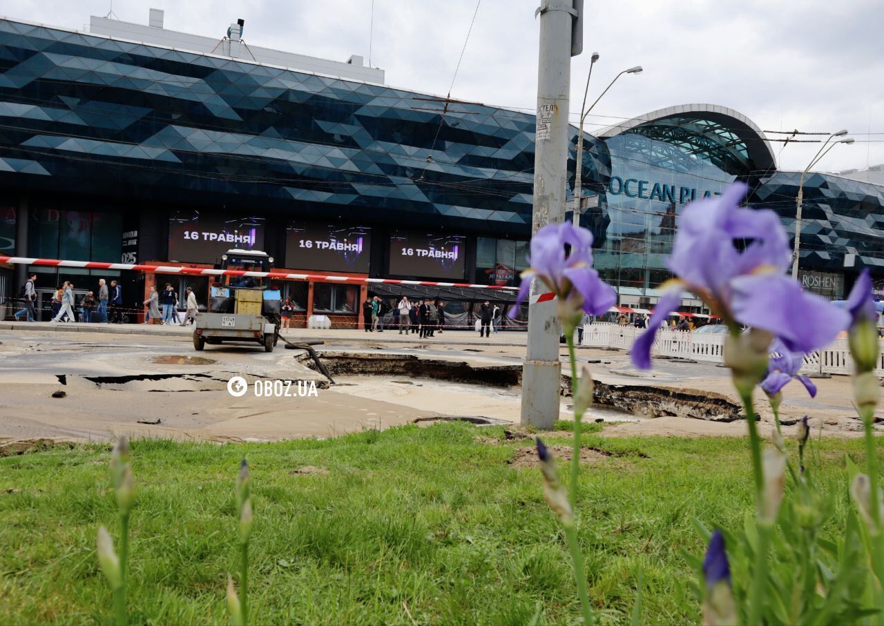 Дорога перетворилась на річку: у Києві біля ТРЦ Ocean Plaza прорвало трубу, відомо подробиці. Фото і відео