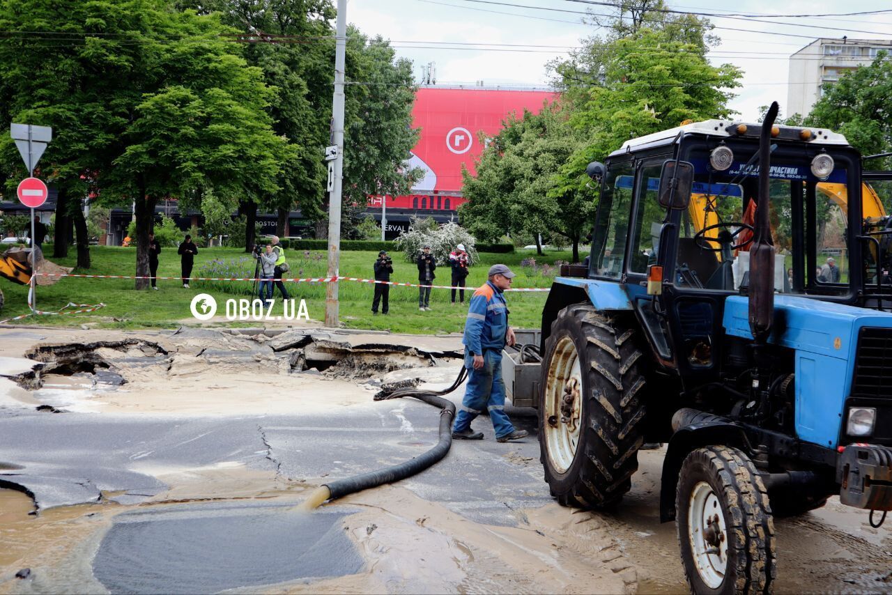 Дорога перетворилась на річку: у Києві біля ТРЦ Ocean Plaza прорвало трубу, відомо подробиці. Фото і відео