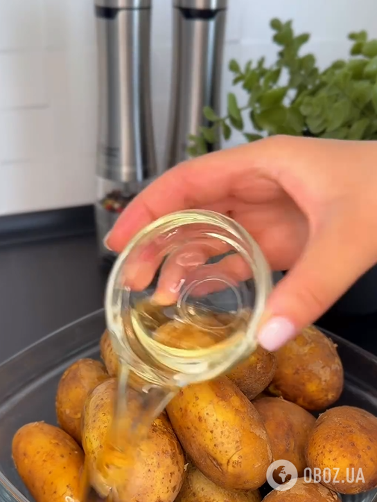 Как вкусно запечь молодой картофель в духовке: чистить не придется