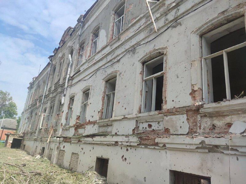 Окупанти вдарили авіабомбою по Харківщині: пошкоджено лікарню, постраждали медики. Фото