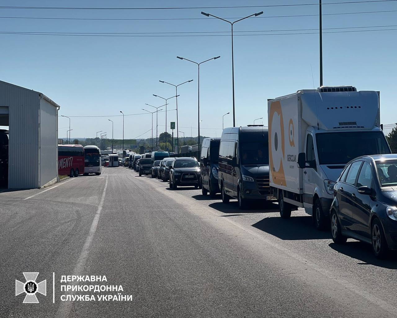На українсько-польському кордоні збільшився потік людей та транспорту на виїзд з України qkxiqdxiqzriddrant
