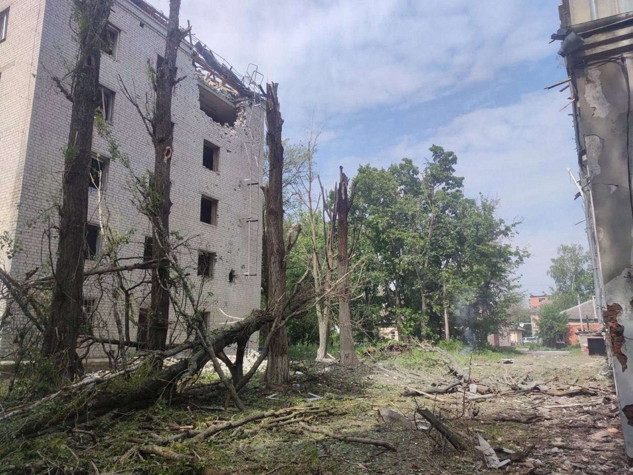 Оккупанты ударили авиабомбой по Харьковщине: повреждена больница, пострадали медики. Фото
