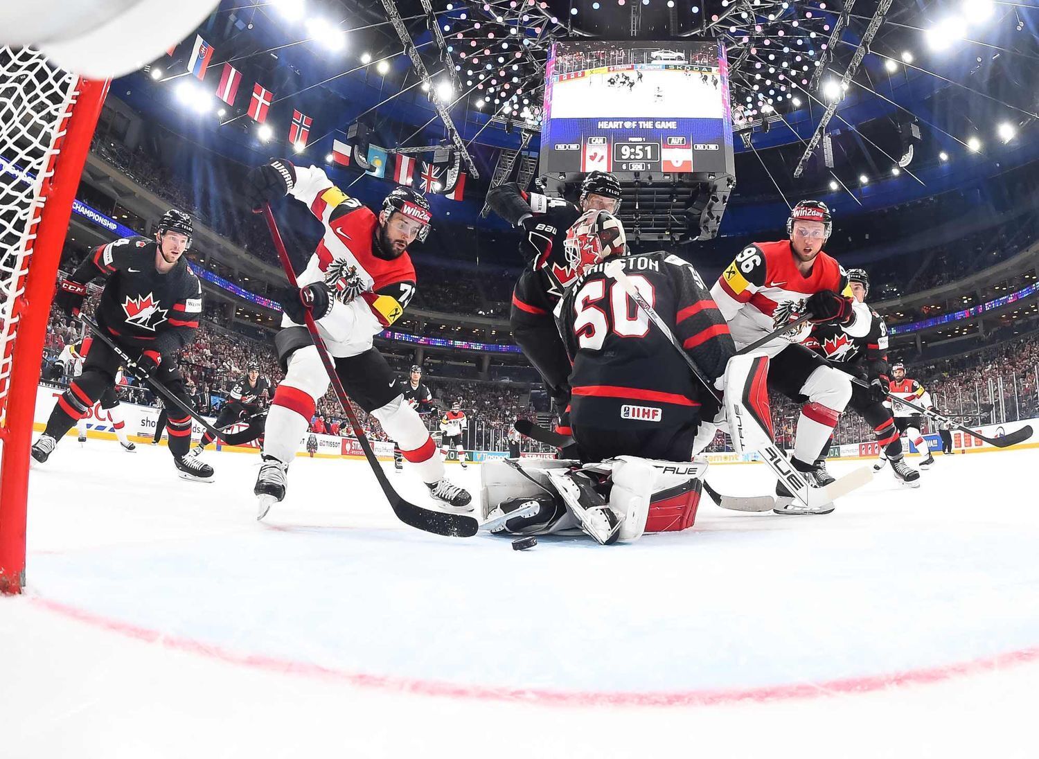 На ЧМ по хоккею Канада, выигрывая 6:1, упустила победу в основное время. Видео