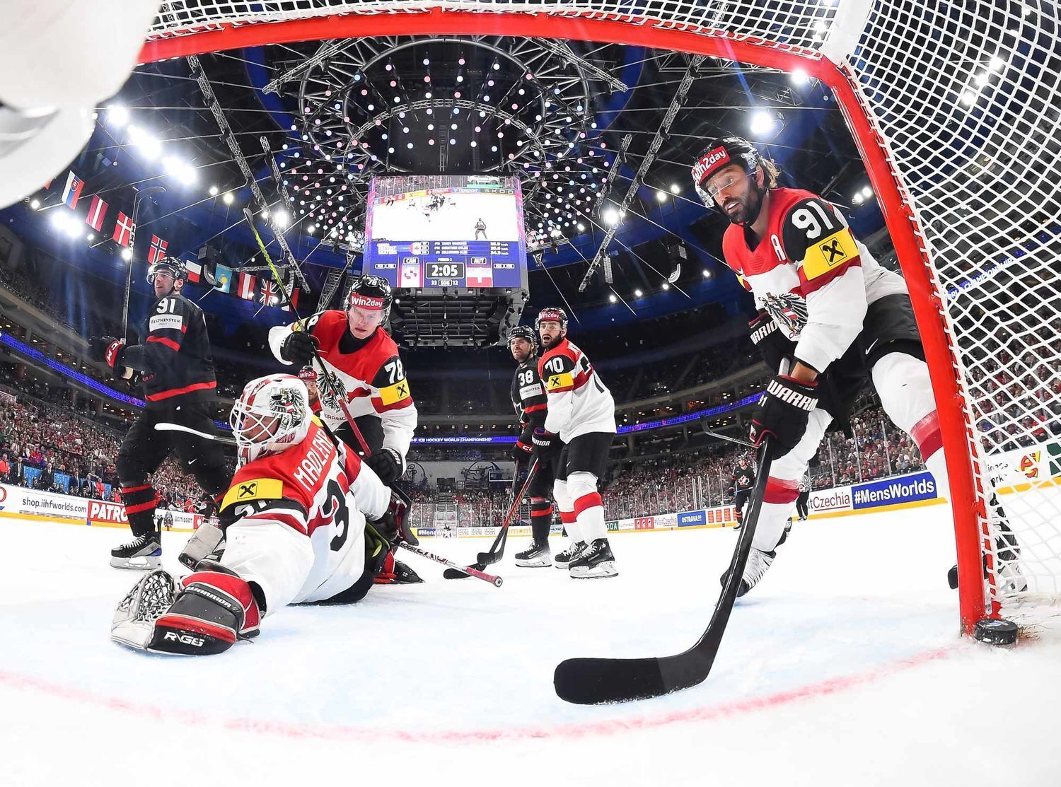 На ЧМ по хоккею Канада, выигрывая 6:1, упустила победу в основное время. Видео