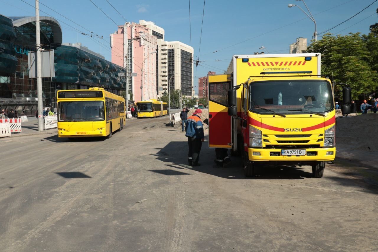 В КГГА рассказали, когда коммунальщики планируют ликвидировать последствия прорыва трубы возле ТРЦ Ocean Plaza