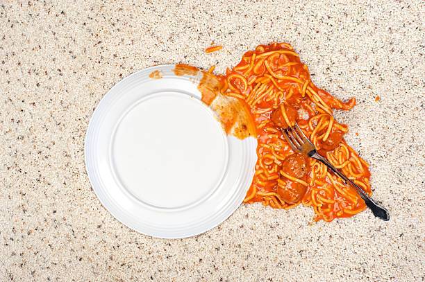 Правило 5 секунд: вчені пояснили, як швидко бактерії "атакують" їжу, що впала на підлогу