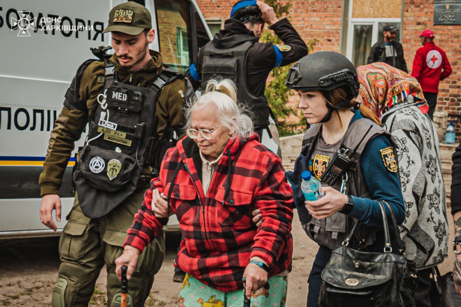 Из приграничья Харьковщины эвакуировали около 8000 гражданских: с ними работают психологи. Фото и видео