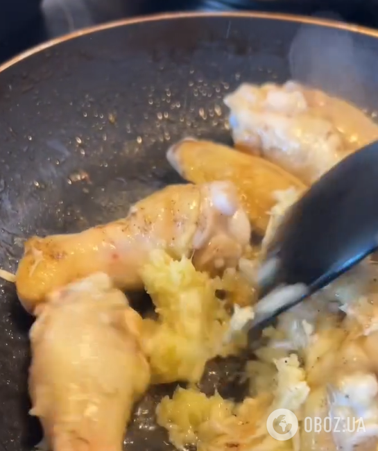 Золотисті крильця на сковорідці в соусі теріякі: м'ясо просто тане у роті