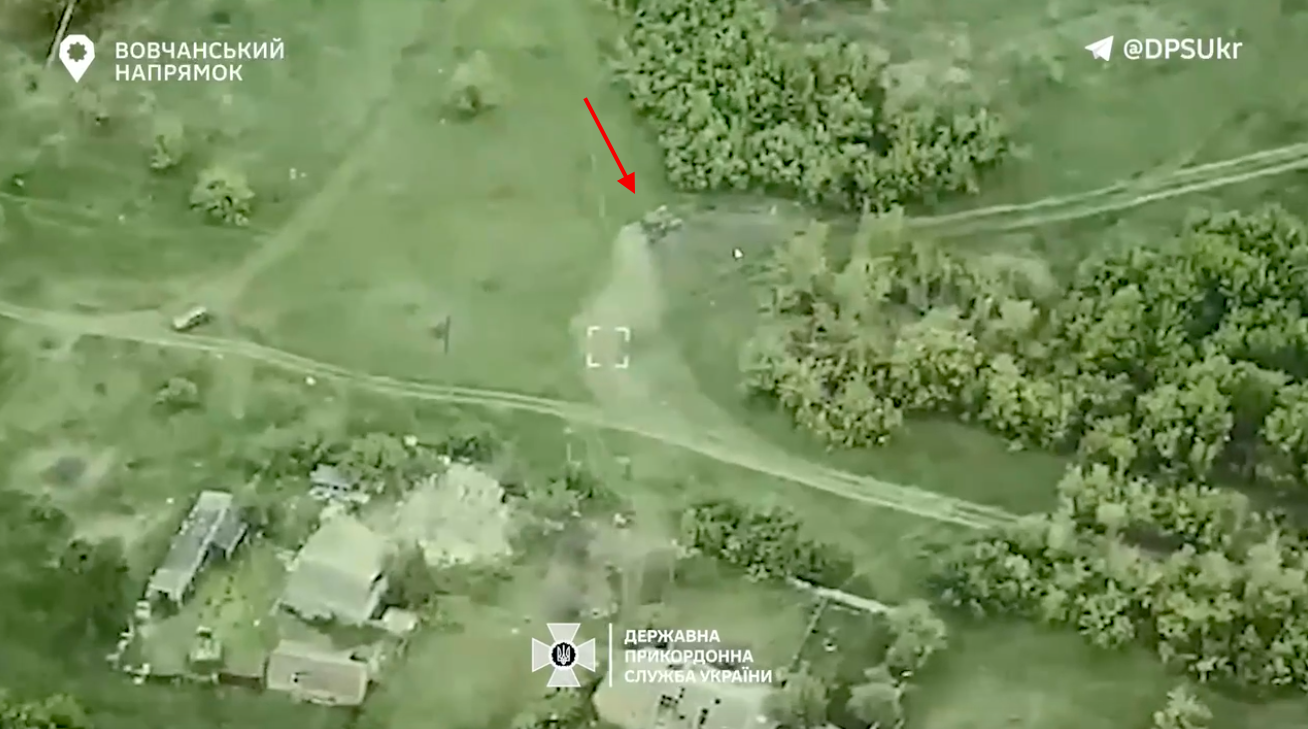 Пограничники-аэроразведчики уничтожили два танка, из которых оккупанты совершали обстрел окрестности Волчанска. Видео
