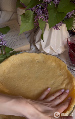 Тертий пиріг з вишнею: швидко, просто і надзвичайно смачно