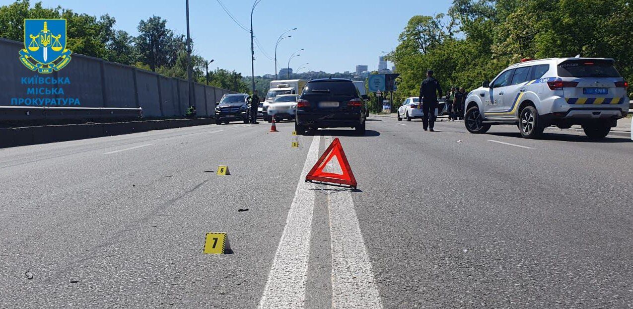 В Киеве произошло ДТП с участием двух легковушек: одну из машин смяло, есть пострадавшие. Фото