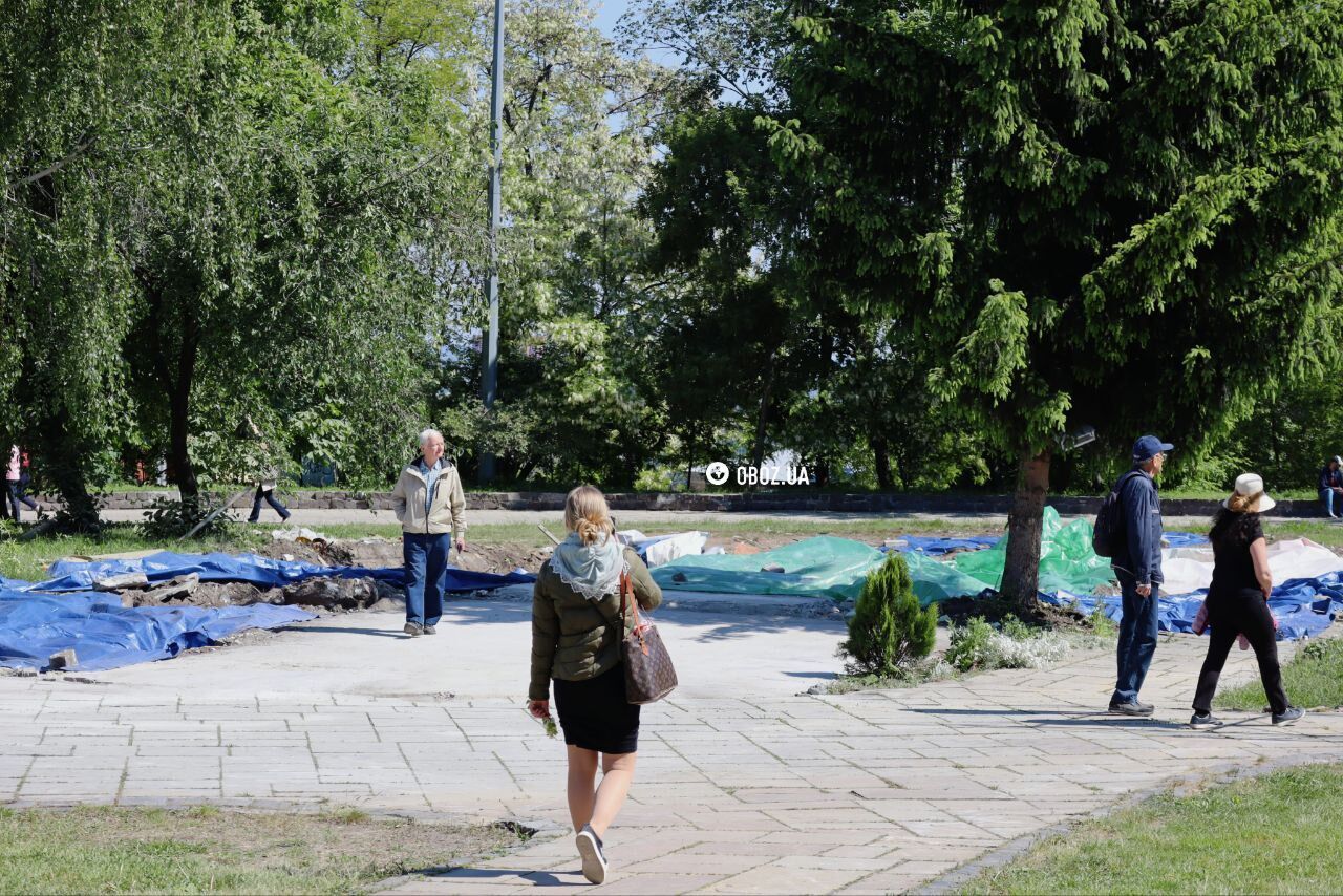 Капітальним був тільки фундамент, а речі заздалегідь винесли: як демонтували незаконний "храм-МАФ" біля Десятинної церкви. Фото і відео