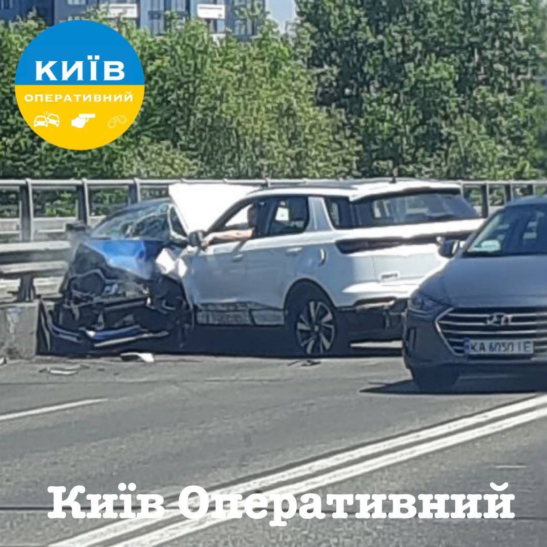 У Києві сталась ДТП за участі двох легковиків: одну з машин зім’яло, є постраждалі. Фото heiukiqquiqdkant