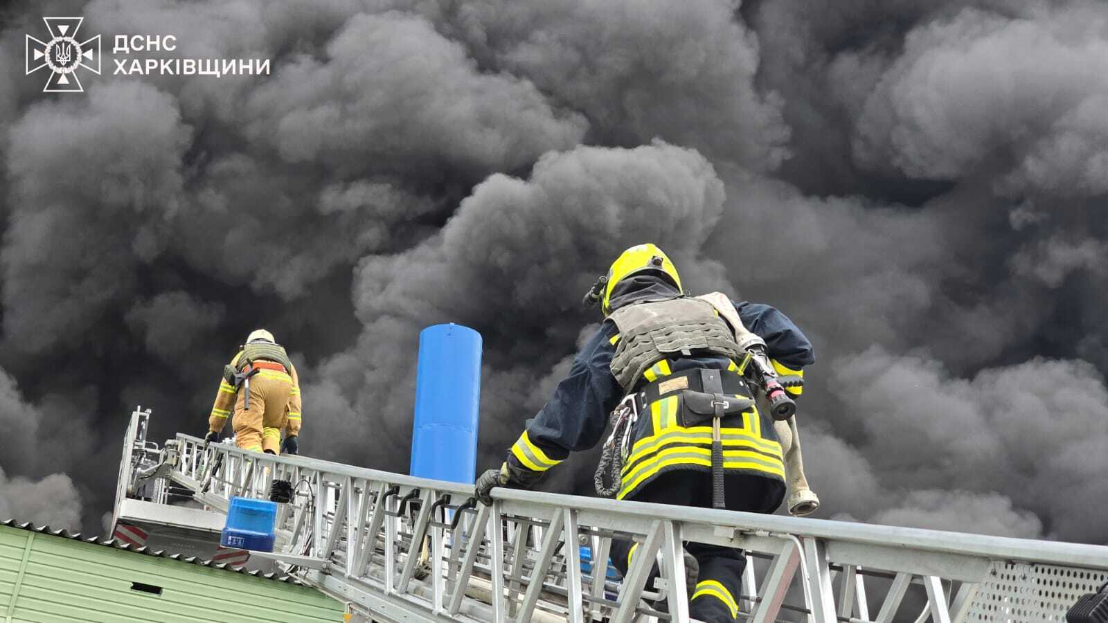 Росіяни вдарили по Харкову КАБами: зафіксовано кілька прильотів, є жертви та постраждалі. Фото