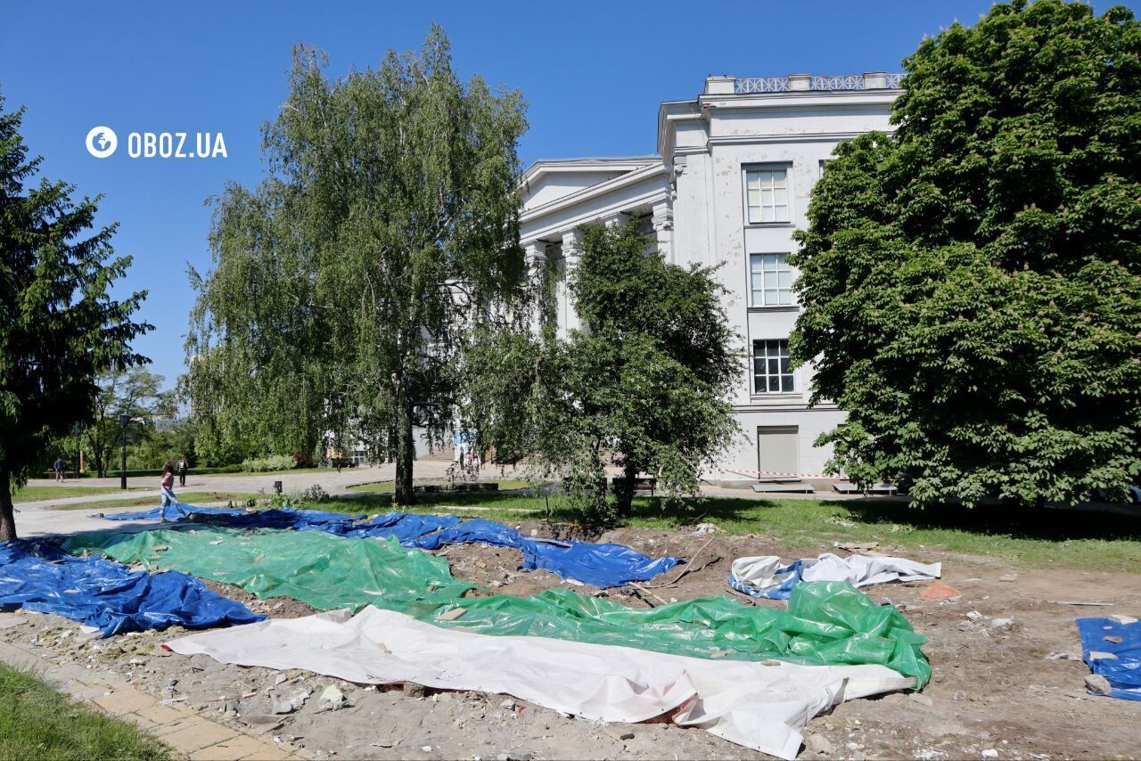 Капітальним був тільки фундамент, а речі заздалегідь винесли: як демонтували незаконний "храм-МАФ" біля Десятинної церкви. Фото і відео