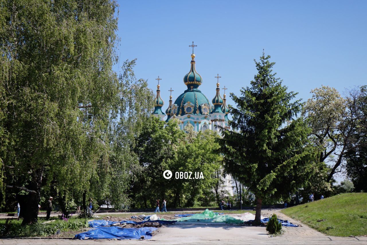 Капітальним був тільки фундамент, а речі заздалегідь винесли: як демонтували незаконний "храм-МАФ" біля Десятинної церкви. Фото і відео