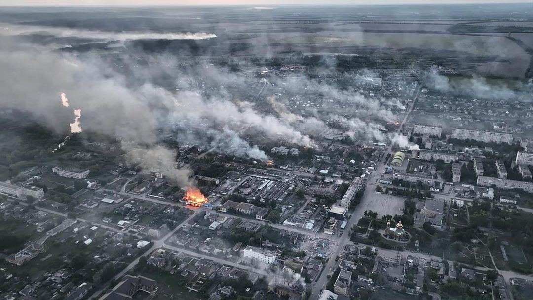 Разрушены здания, над которыми поднимается дым: как выглядит Волчанск на Харьковщине, который атакуют оккупанты. Фото и видео