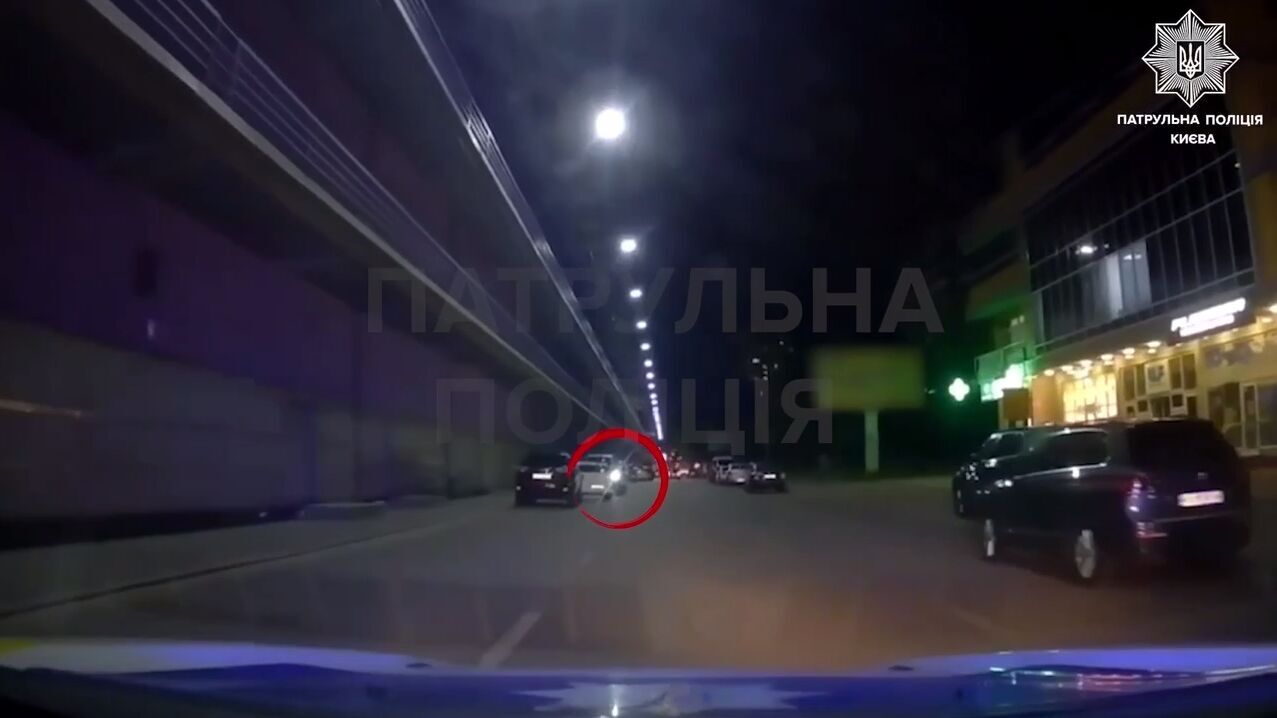 У Києві на Оболоні водій мопеда під наркотиками їздив по зустрічній смузі. Відео і подробиці