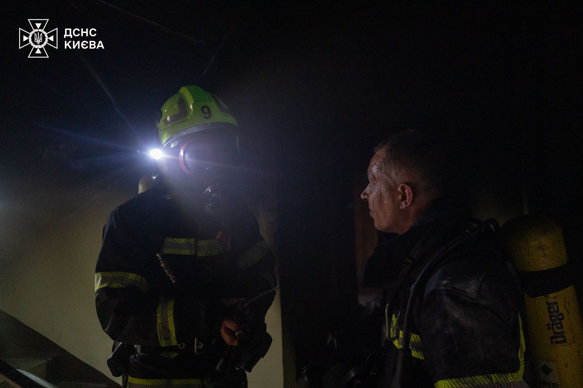 У Києві під час пожежі в багатоповерхівці бійці ДСНС врятували двох осіб. Подробиці, фото і відео queiueiquridzzant