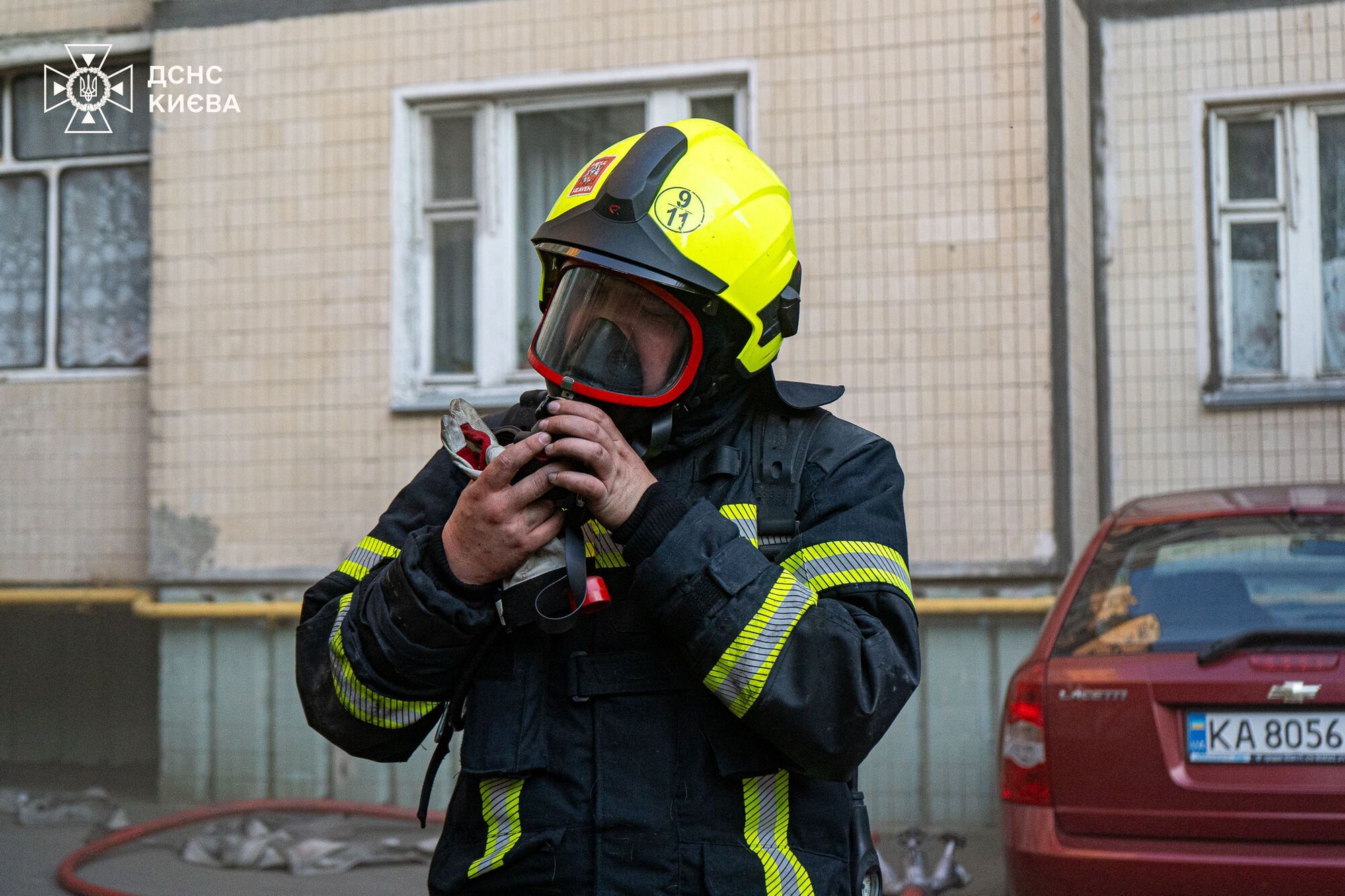 У Києві під час пожежі в багатоповерхівці бійці ДСНС врятували двох осіб. Подробиці, фото і відео