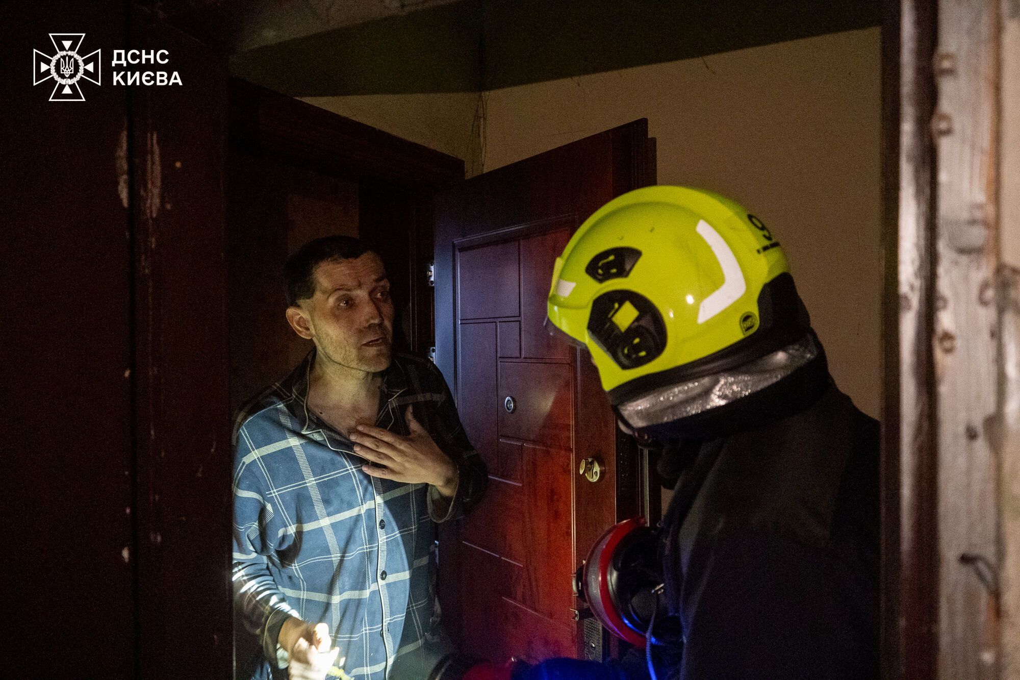 У Києві під час пожежі в багатоповерхівці бійці ДСНС врятували двох осіб. Подробиці, фото і відео