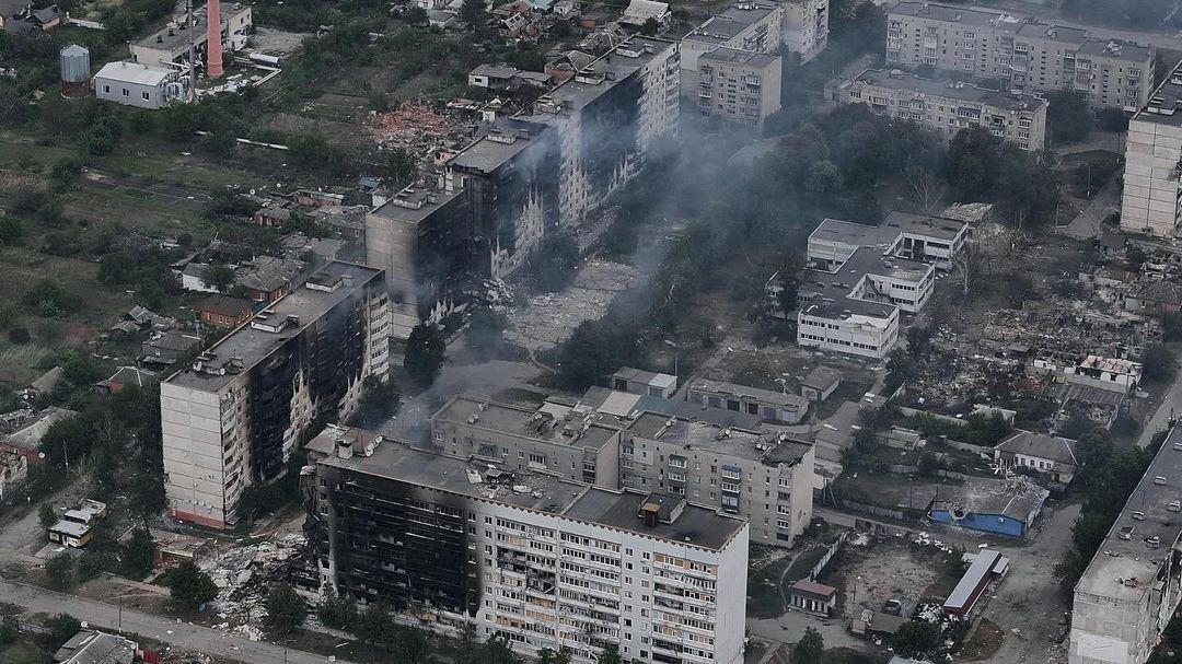 Зруйновані будівлі, над якими підіймається дим: як виглядає Вовчанськ на Харківщині, який атакують окупанти. Фото  і відео heiukiqquidxant