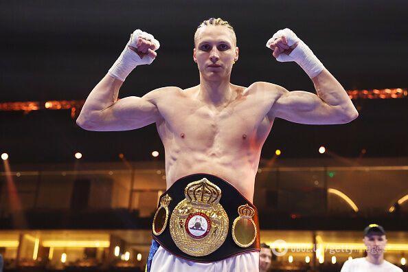 Непереможний український боксер виграв чемпіонський бій нокаутом у першому ж раунді. Відео