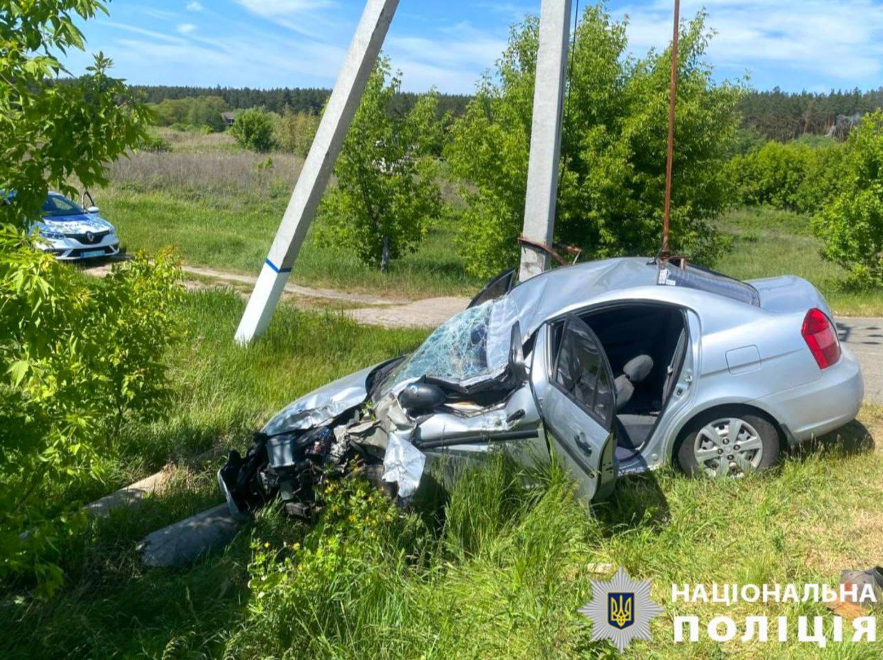 На Київщині легковик на швидкості протаранив електроопору та вилетів у кювет. Фото і подробиці