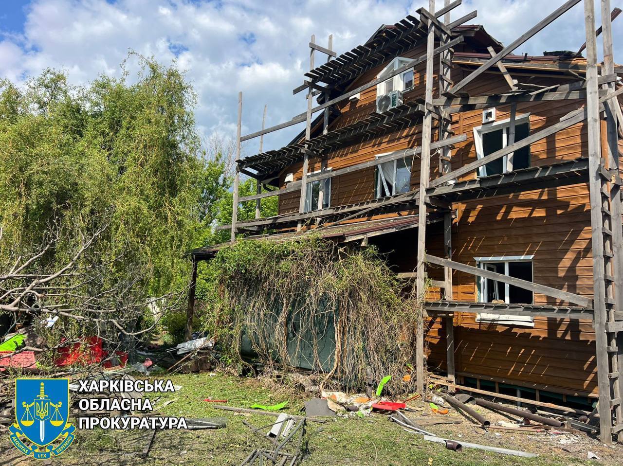 Росіяни вдарили по житловому сектору Харкова: шість людей поранено, є руйнування. Фото