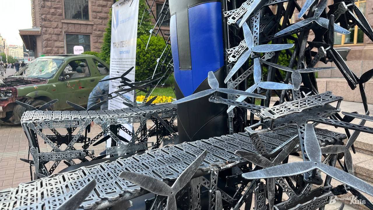 Створений із близько 200 металевих дронів: у центрі Києва встановили "Трон переможця". Подробиці і фото