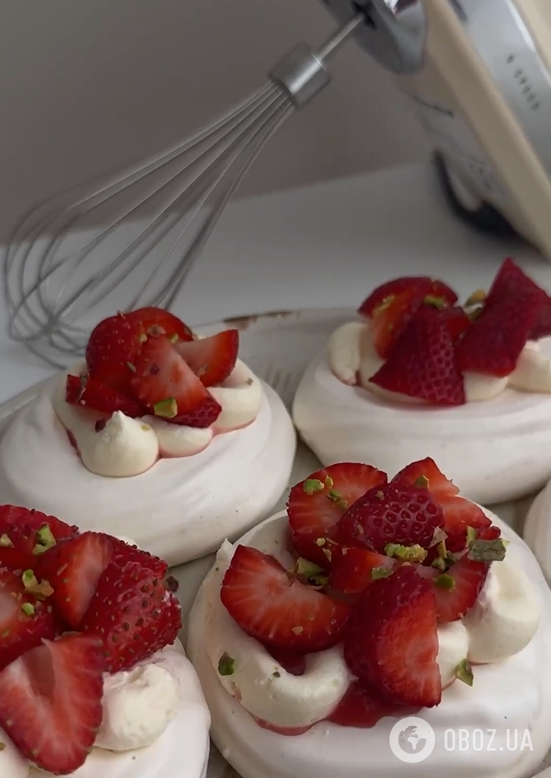Воздушные пирожные ''Павлова'' с клубникой: как приготовить популярный десерт