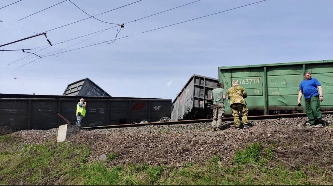 В Краснодарском крае РФ с рельсов сошли 8 грузовых вагонов и снесли линию электропередач